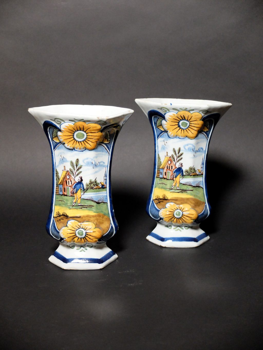 Paire de vases en faïence de Delft