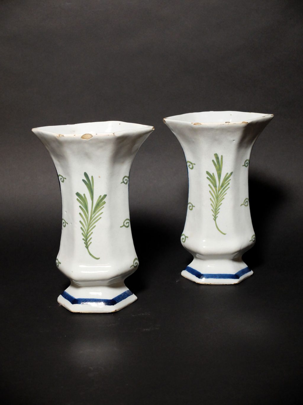 Paire de vases en faïence de Delft