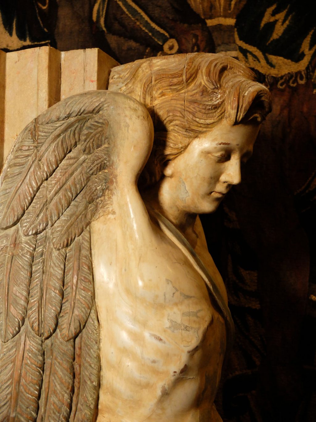 Paire d'anges sculptés