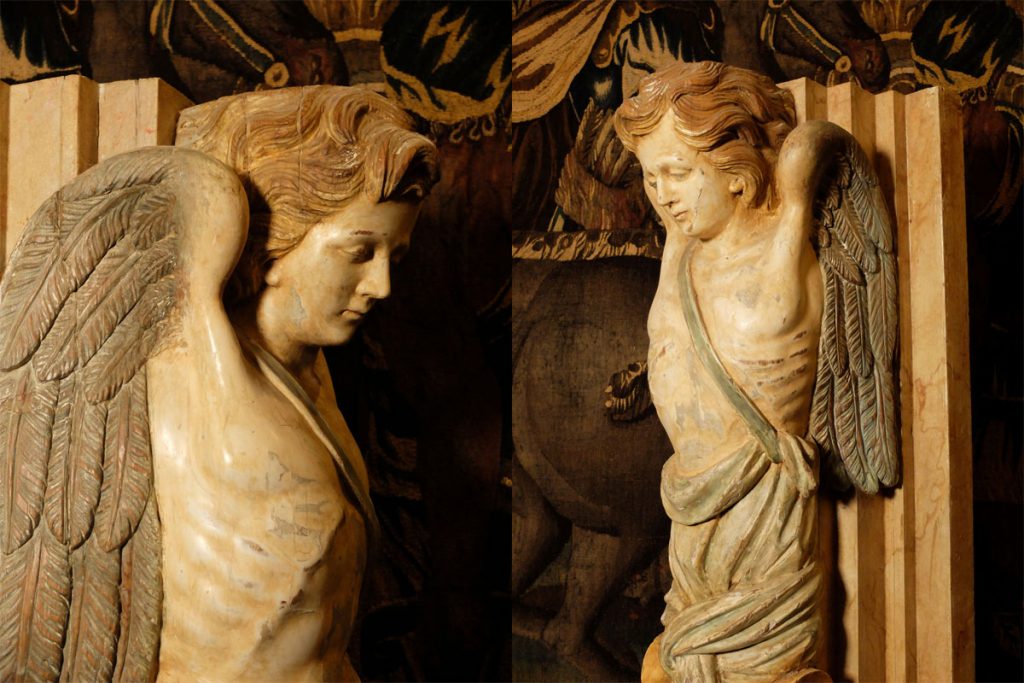 Paire d'anges sculptés