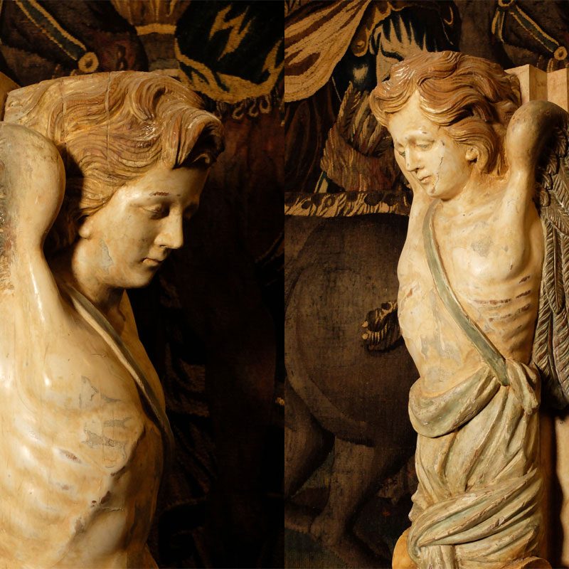 Paire d'anges sculptés