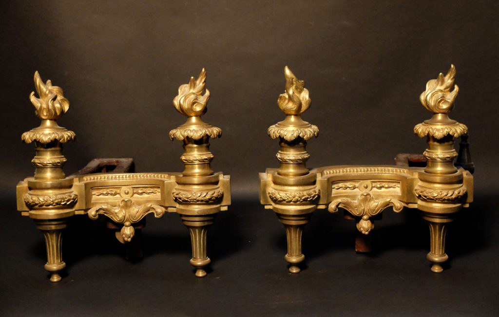 Paire de chenets de style Louis XVI