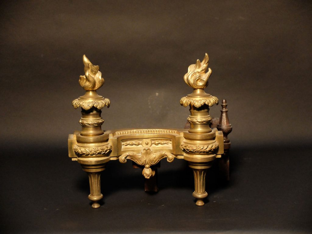 Paire de chenets de style Louis XVI