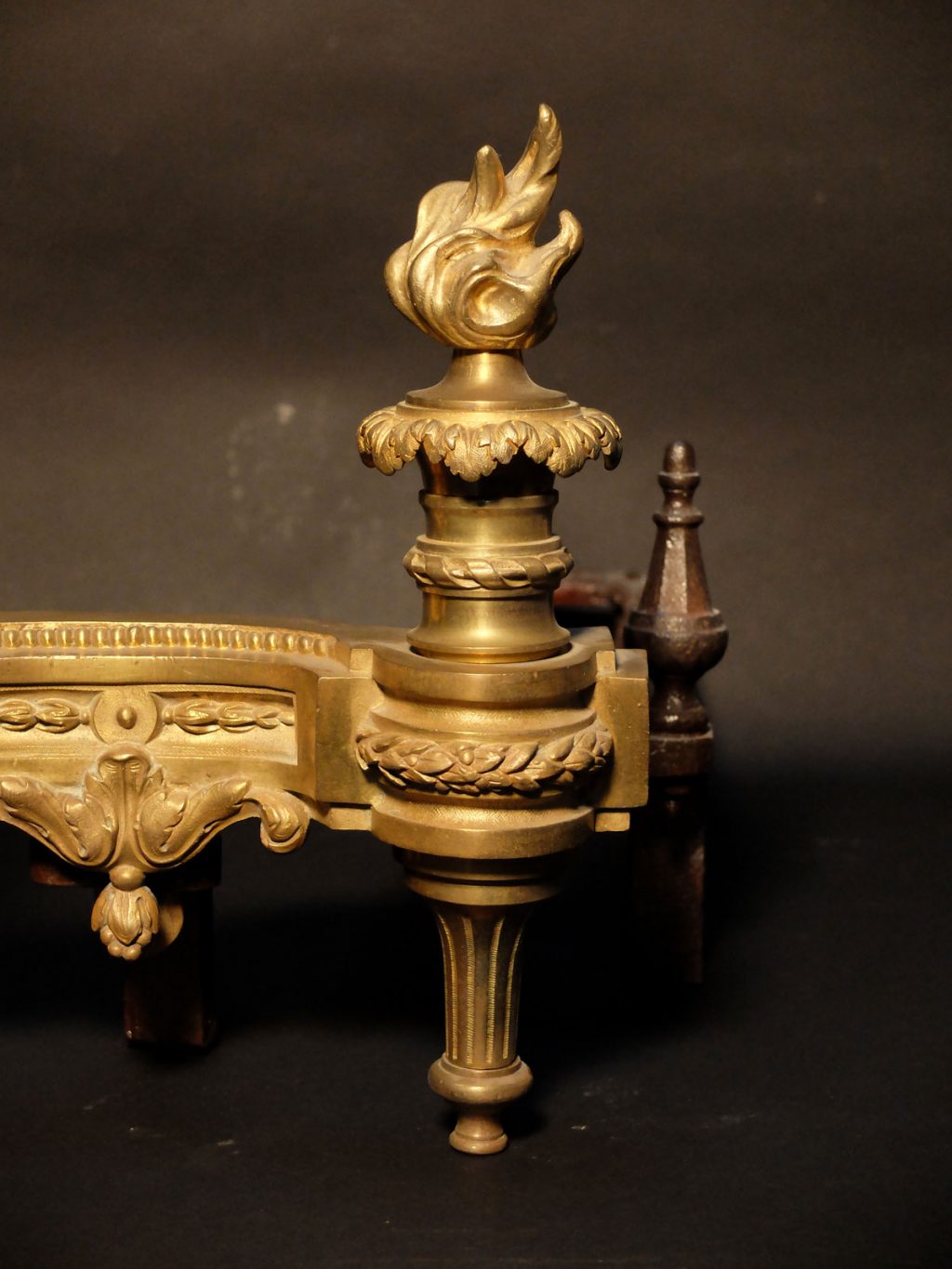 Paire de chenets de style Louis XVI