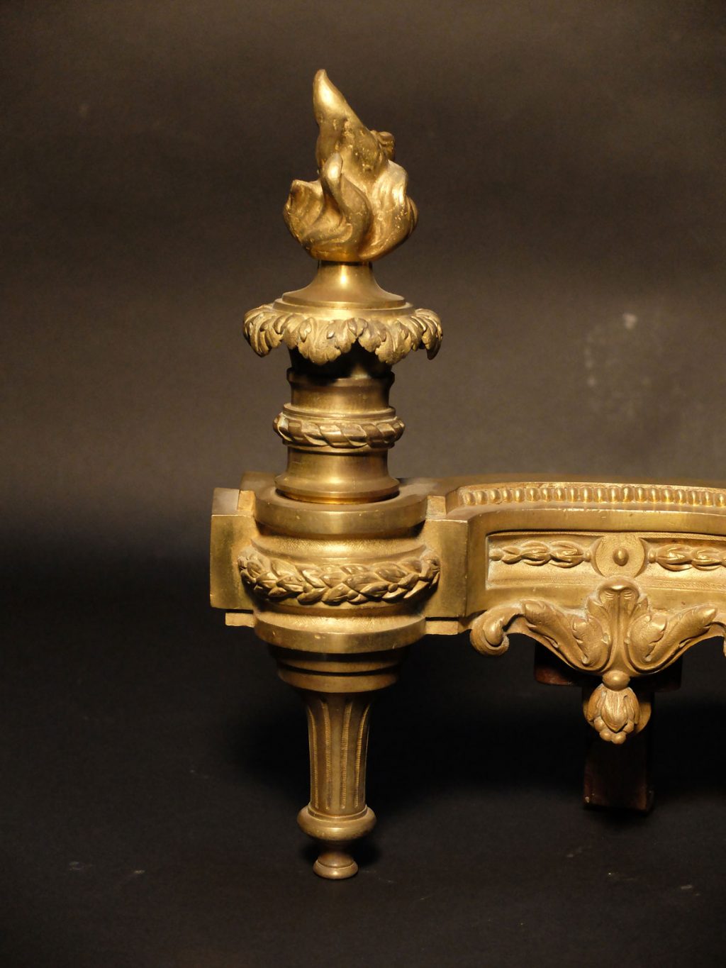 Paire de chenets de style Louis XVI