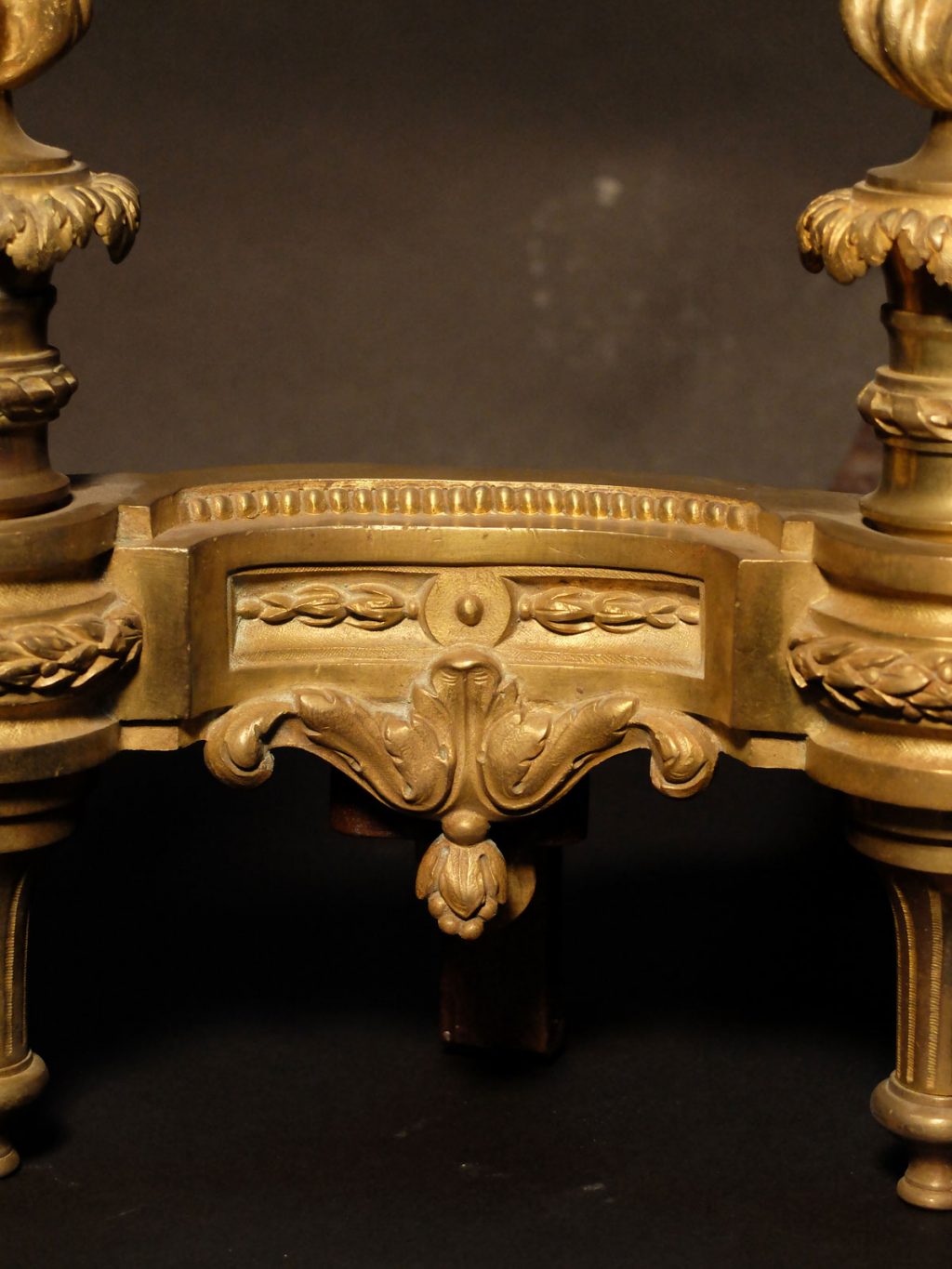 Paire de chenets de style Louis XVI
