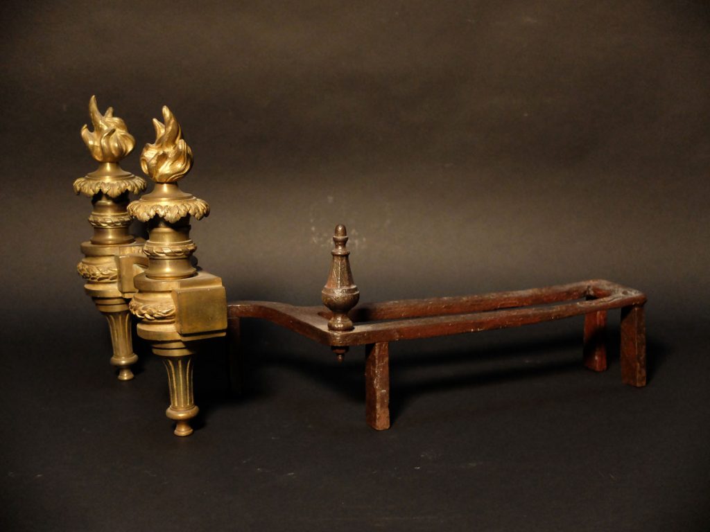 Paire de chenets de style Louis XVI