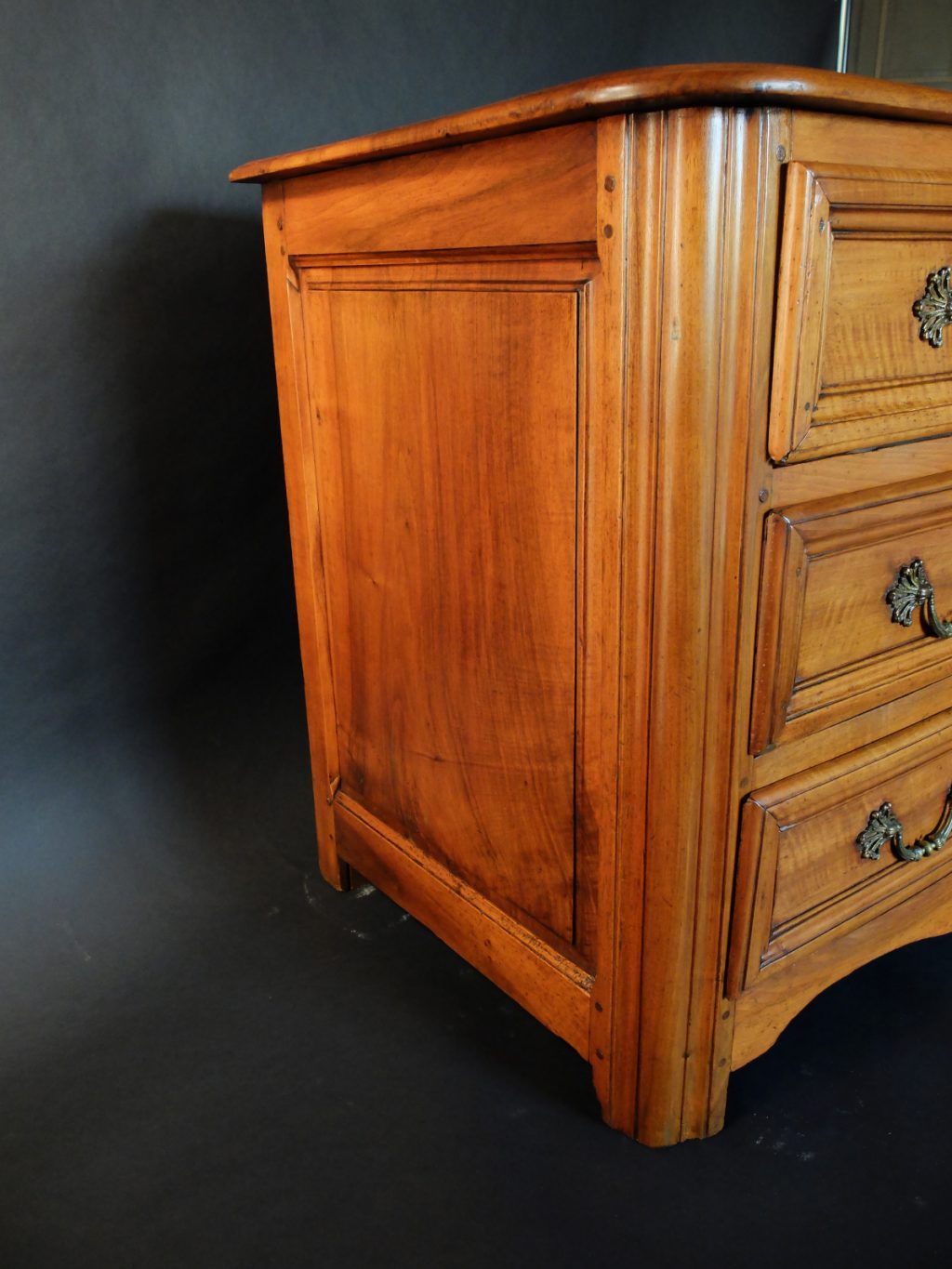 Commode XVIIIème en noyer