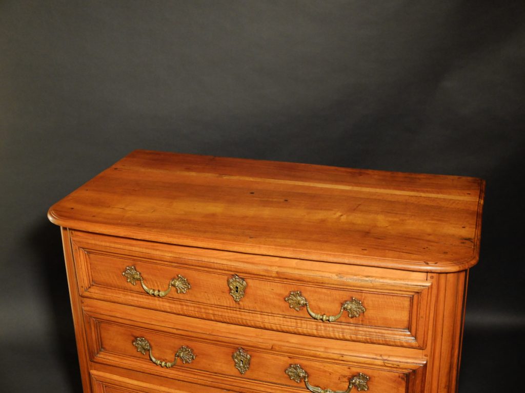 Commode XVIIIème en noyer