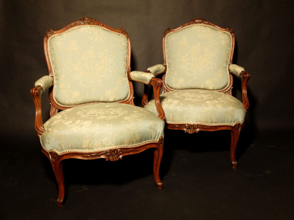 Paire de fauteuils à dos plats Louis XV