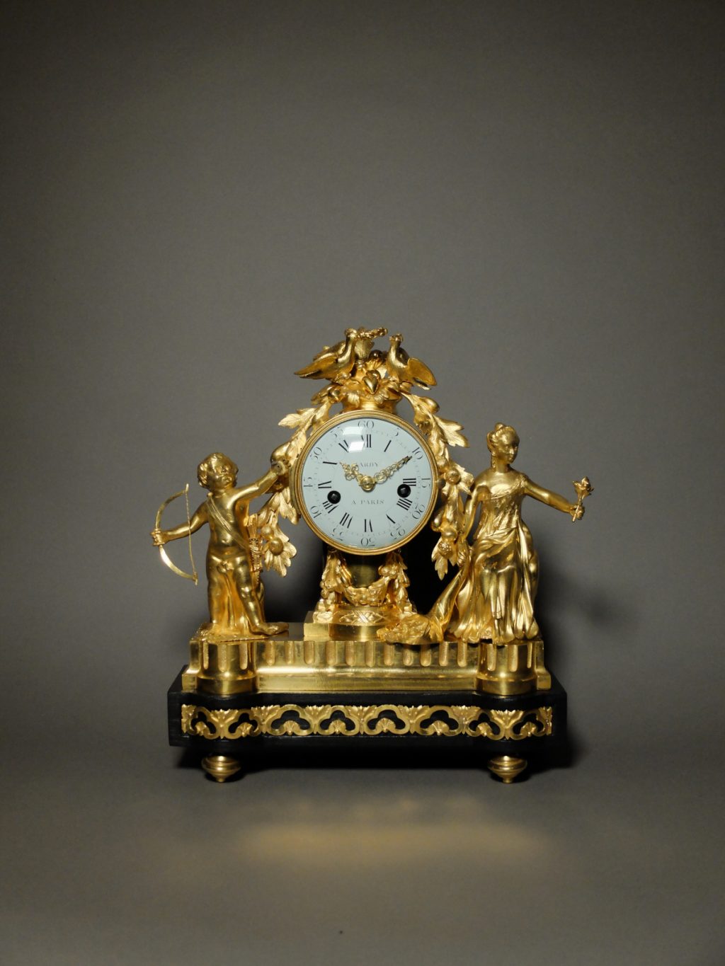 Pendule Louis XVI à l'allégorie du mariage