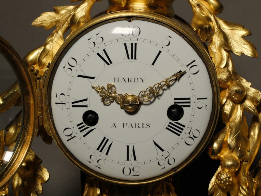 Pendule Louis XVI à l'allégorie du mariage