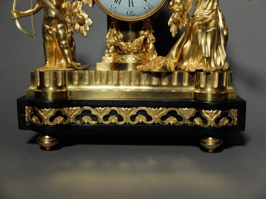 Pendule Louis XVI à l'allégorie du mariage