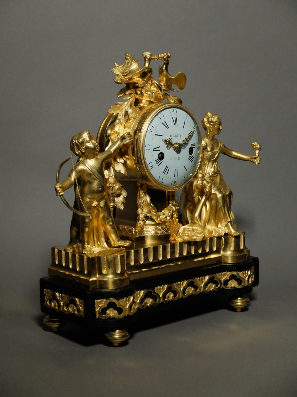 Pendule Louis XVI à l'allégorie du mariage