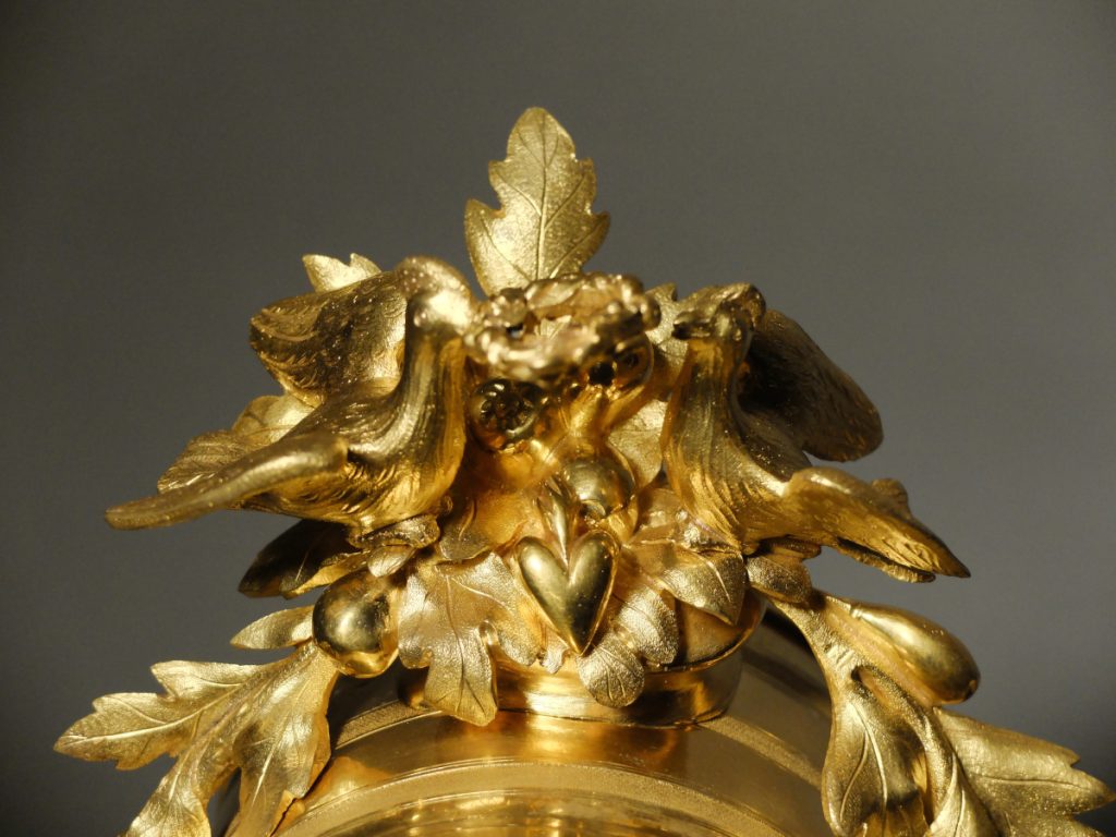 Pendule Louis XVI à l'allégorie du mariage