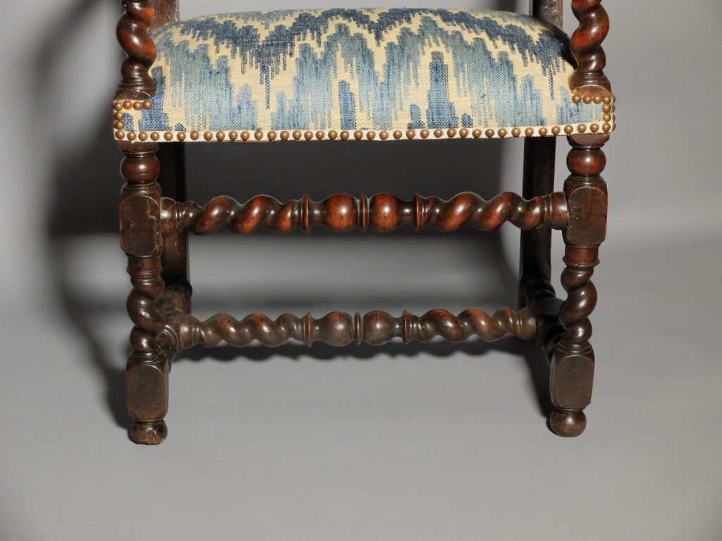 Chaise à bras Louis XIII aux mifles de lion