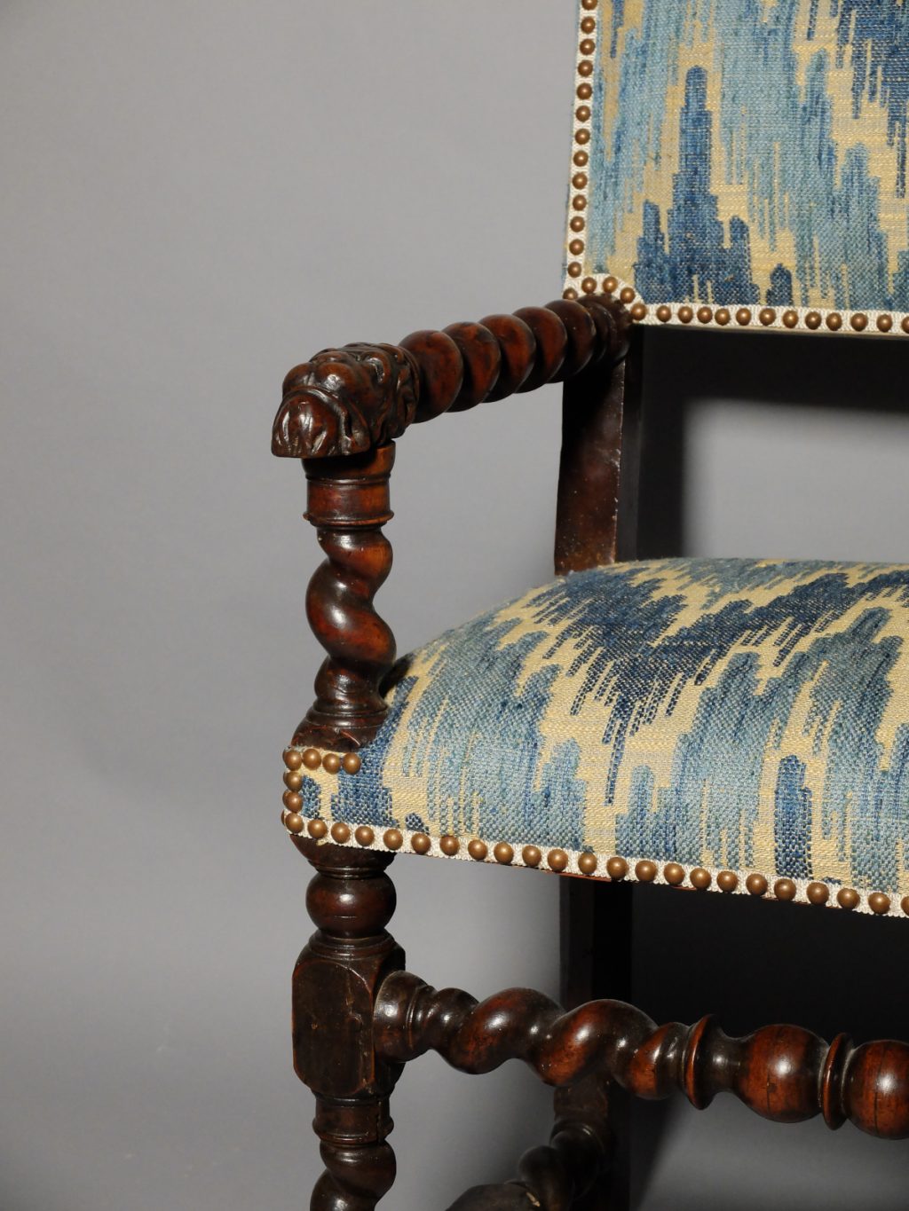 Chaise à bras Louis XIII aux mifles de lion