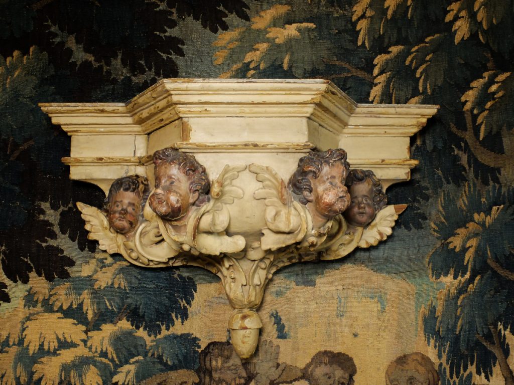 Console aux angelots