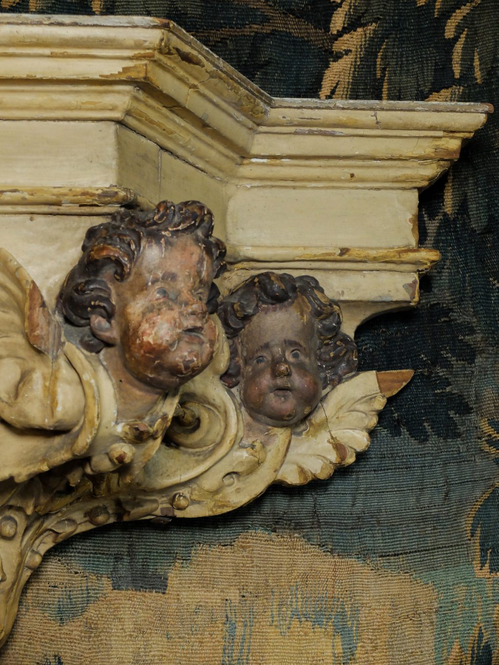Console aux angelots