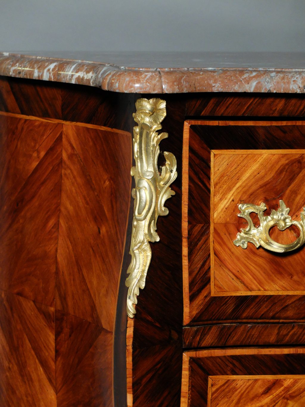 Commode d'entre-deux d'époque Louis XV