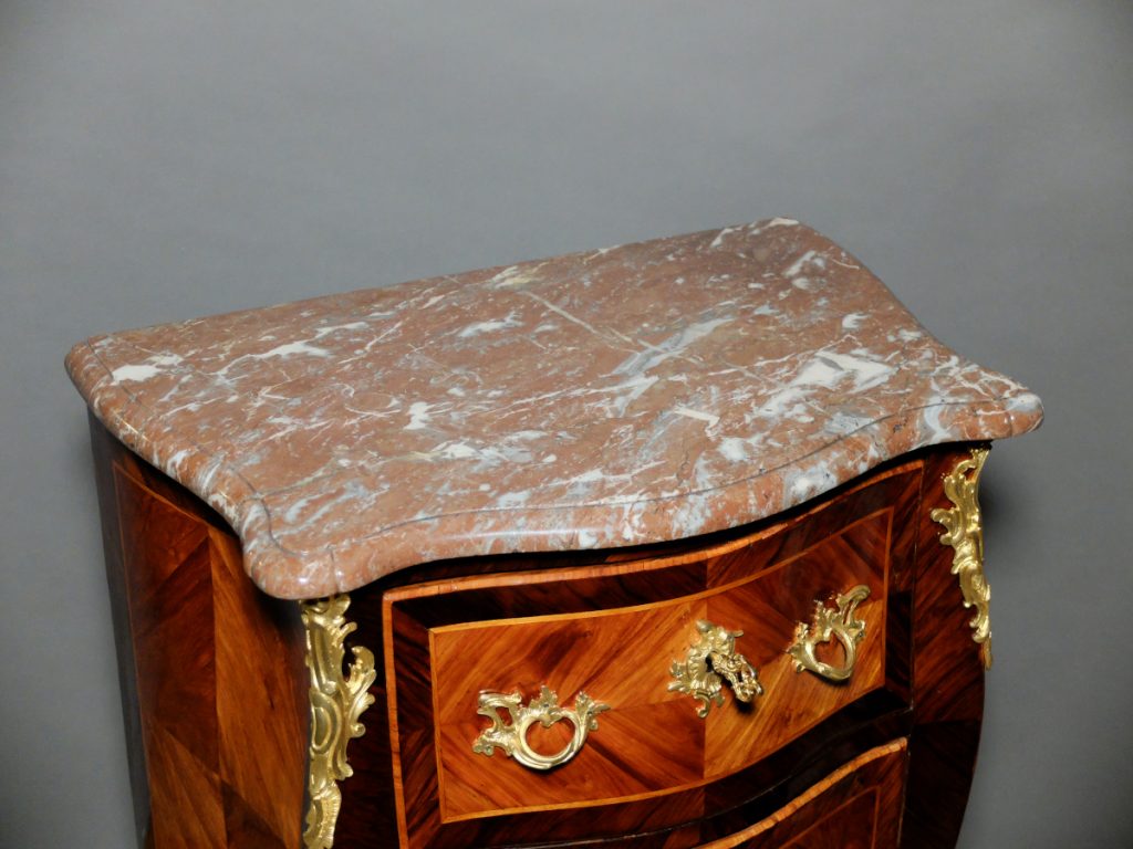 Commode d'entre-deux d'époque Louis XV